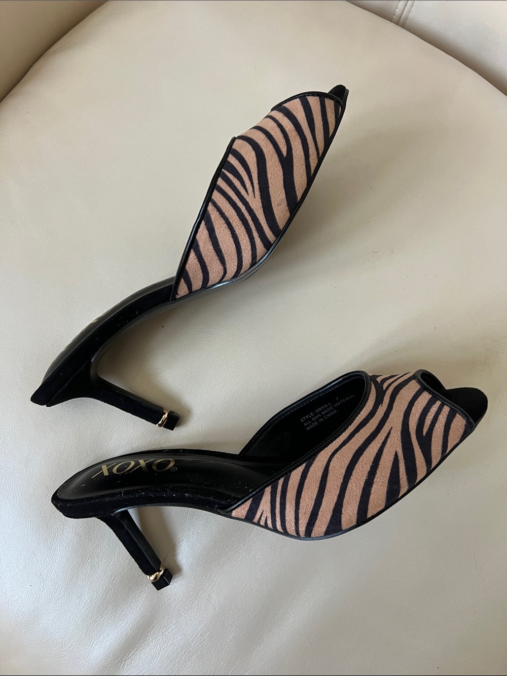 New XOXO Onyx Zebra Print Peep Toe Mule Kitten Heels - Size 7 - Picture 4 of 6
